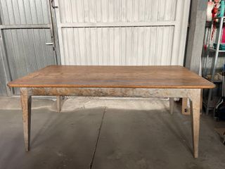 Mesa de madera rústica antigua
