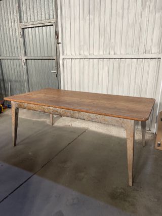 Mesa de madera rústica antigua