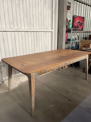Mesa de madera rústica antigua