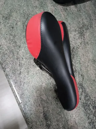 Sillín Bici Negro y Rojo