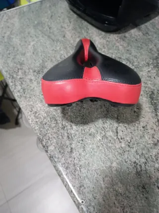 Sillín Bici Negro y Rojo