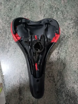 Sillín Bici Negro y Rojo