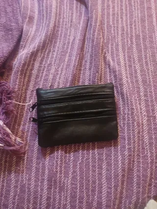 Monedero negro con cremallera