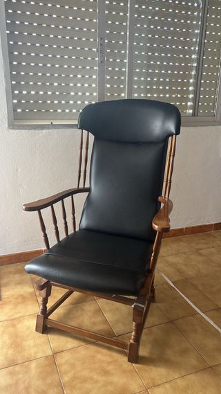 Butaca de cuero y madera. escucho ofertas