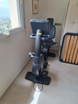 Bicicleta Estática Technogym Reclinada