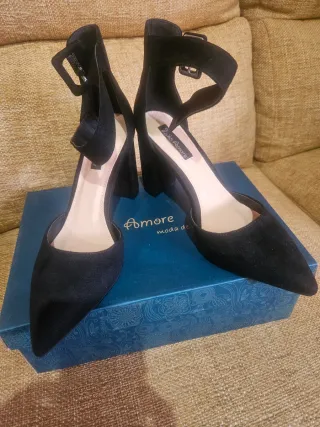 Zapatos de tacón negros con pulsera