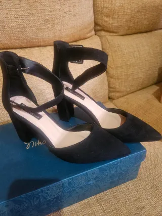 Zapatos de tacón negros con pulsera