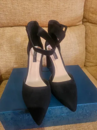 Zapatos de tacón negros con pulsera