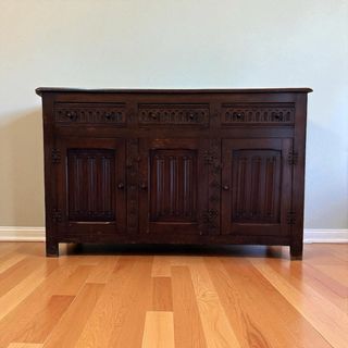 Credenza in legno massello intagliata