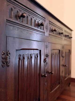 Credenza in legno massello intagliata