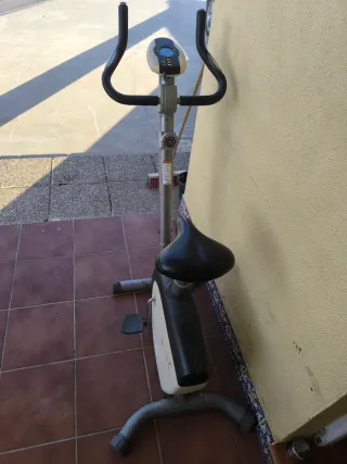 Bicicleta Estática Gris y Blanca