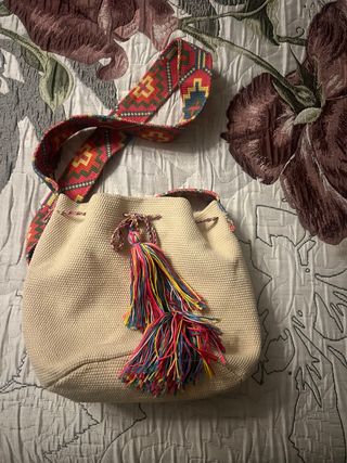 Bolso bombonera beige con flecos multicolor