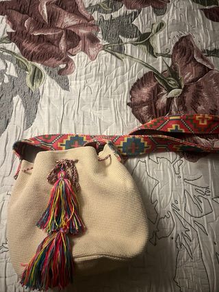 Bolso bombonera beige con flecos multicolor