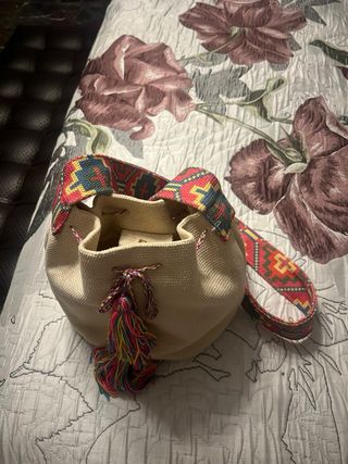 Bolso bombonera beige con flecos multicolor