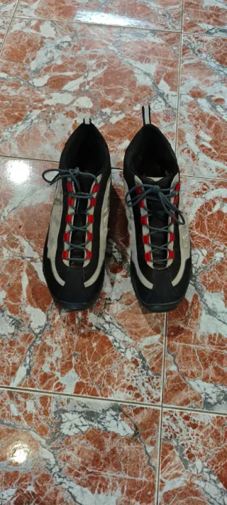 Zapatillas de spinning negras, rojas y blancas