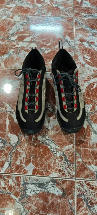 Zapatillas de spinning negras, rojas y blancas
