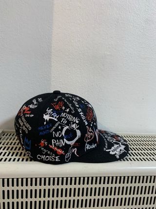 Gorra negra con estampado graffiti