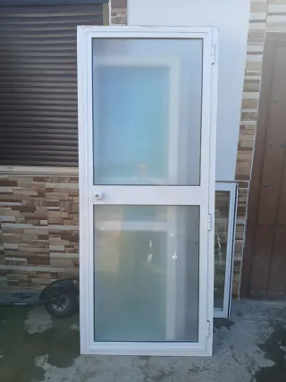 Puerta aluminio con cristal