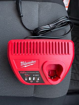 Cargador Milwaukee C12C 12V