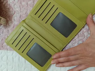Cartera verde con botón
