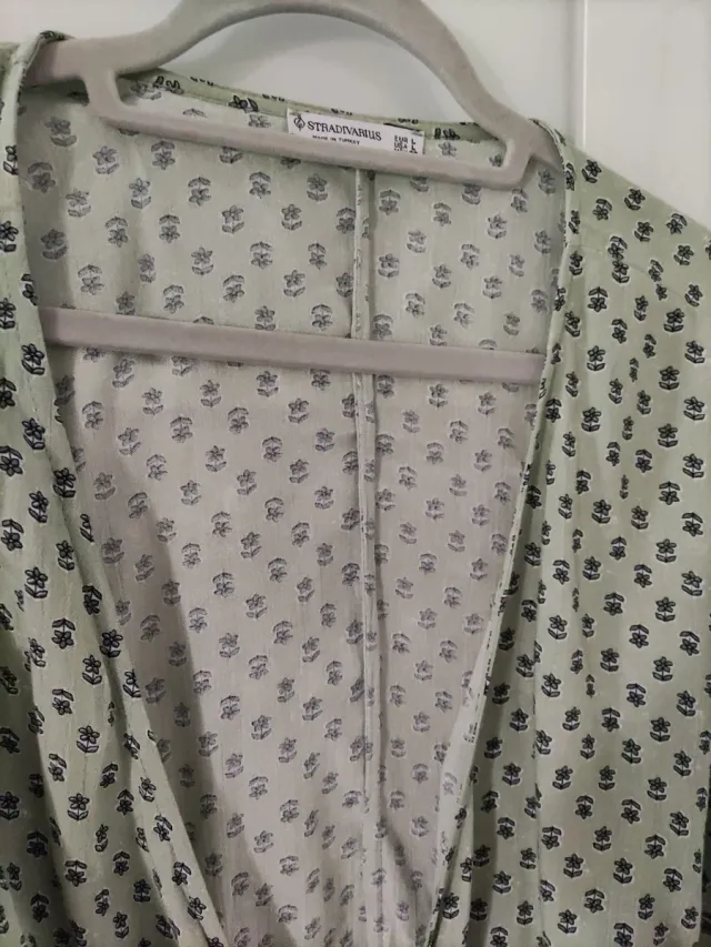 Chaqueta kimono Stradivarius verde estampado L