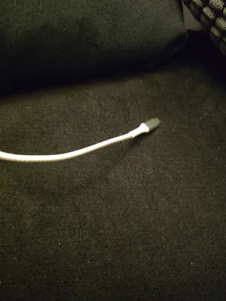Cable blanco con conector