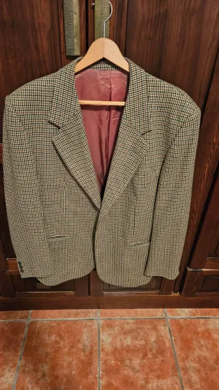 Chaqueta de traje beige y marrón