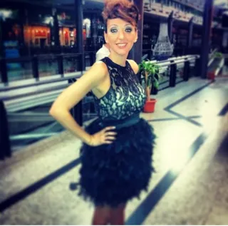 Vestido de fiesta con plumas negro
