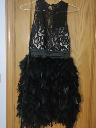 Vestido de fiesta con plumas negro