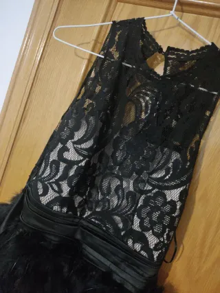 Vestido de fiesta con plumas negro