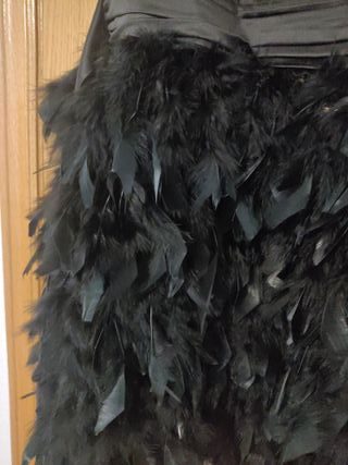Vestido de fiesta con plumas negro