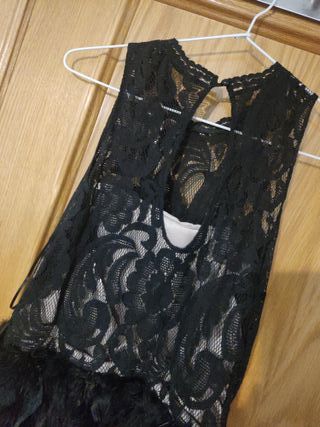 Vestido de fiesta con plumas negro