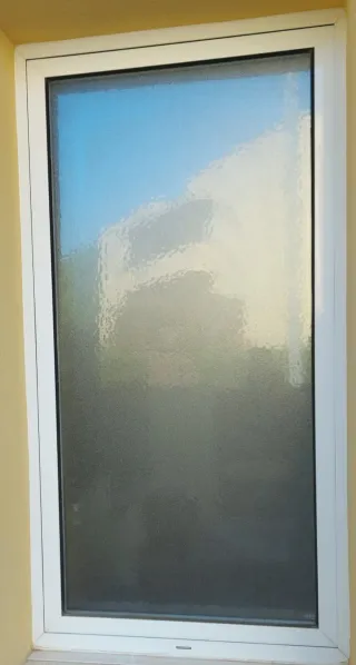 Ventana  abatible blanca con cristal translúcido