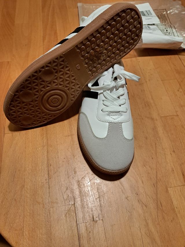 Zapatillas deportivas blancas y grises