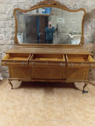 Mueble aparador antiguo con espejo