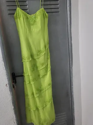 Vestido largo de fiesta verde con volantes