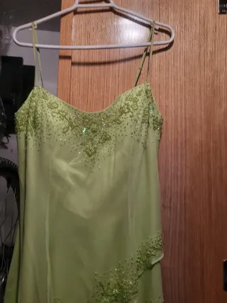 Vestido largo de fiesta verde con volantes