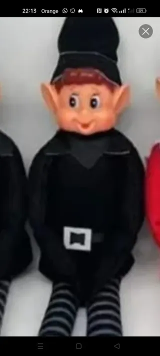 Elfo negro con traje y sombrero