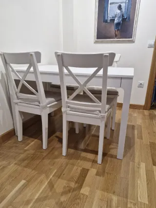 Mesa extensible Ekedalen y 4 Sillas blancas