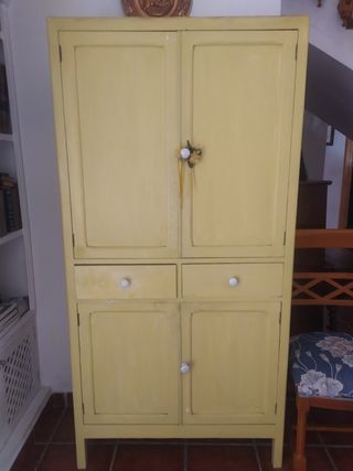Alacena antigua de madera amarilla