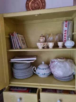 Alacena antigua de madera amarilla