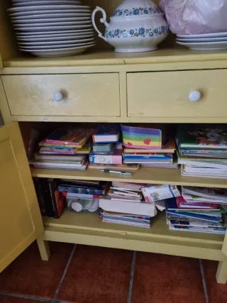 Alacena antigua de madera amarilla