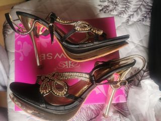 Sandalias de tacón con pedrería