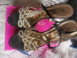Sandalias de tacón con pedrería