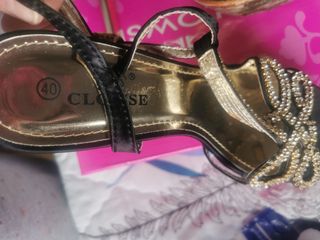 Sandalias de tacón con pedrería