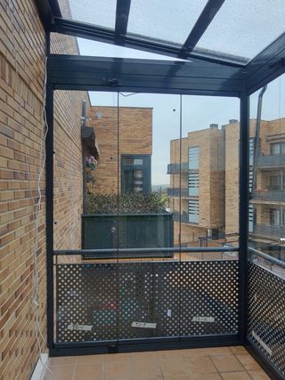 Cortina de Cristal Gris y Transparente