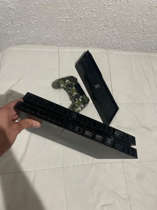 PS4 1TB + Mando Camuflado y Soporte