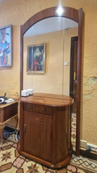 Mueble recibidor de madera con espejo