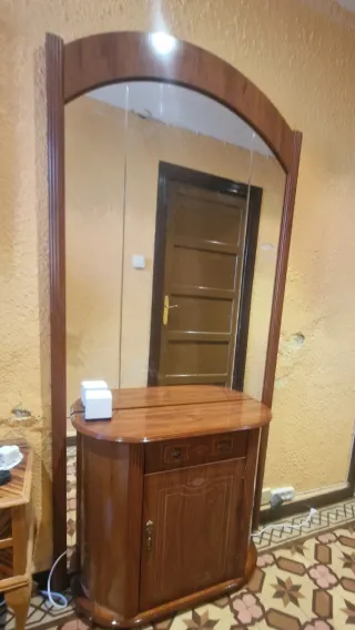 Mueble recibidor de madera con espejo