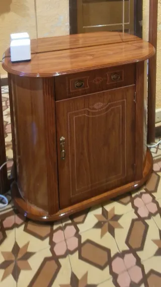 Mueble recibidor de madera con espejo